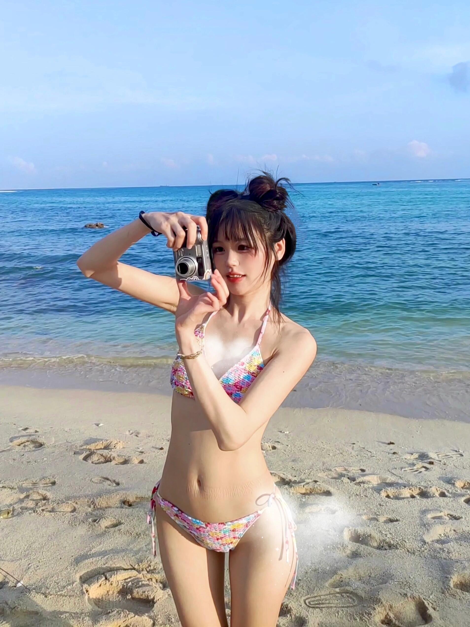 去海边度假啦｜海边蓝天鬼马元气拍照姿势 第 5 张参考图